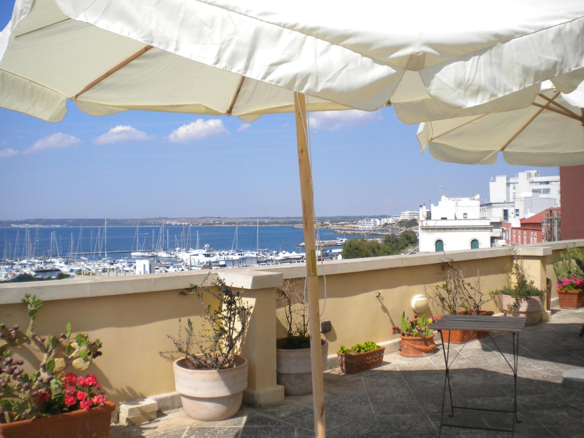 Palazzo Vergine - By Inside Salento Галиполи Екстериор снимка